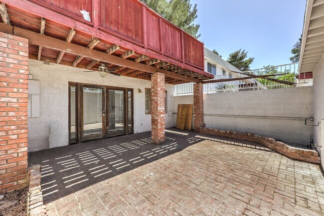 Building Photo - Huge one bedroom condo close community pool and tennis courts.