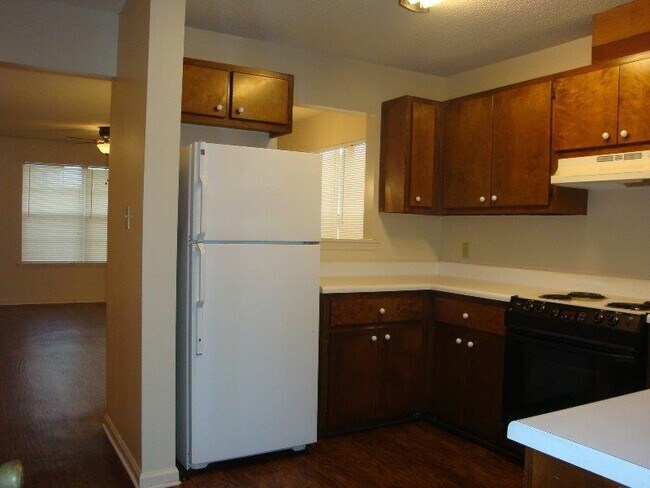 Building Photo - CUTE 2BR/2.5BA town house close to everything!