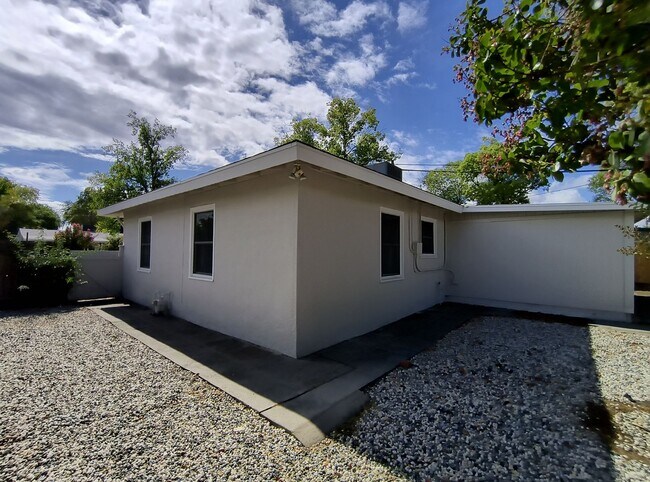 Building Photo - Darling Home on Darlene!