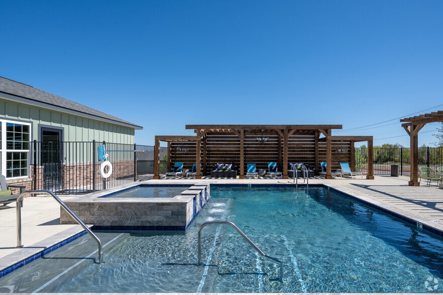 Resort Style Pool w/ luxury cabanas - Virtu On Azalea