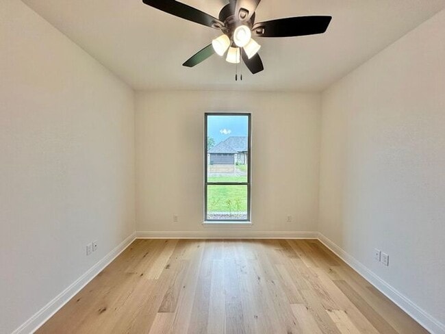 Building Photo - Available Now! Luxurious 3 Bedroom 2 Bath ...