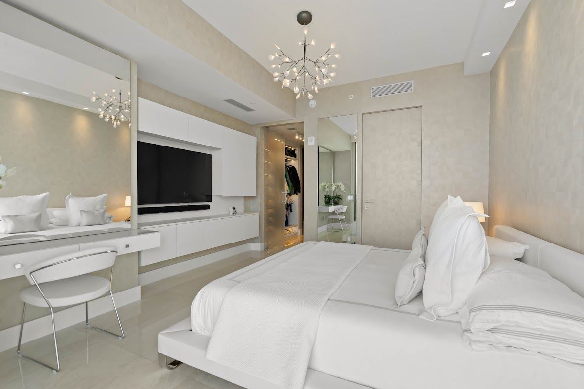 Building Photo - 18975 Collins Ave