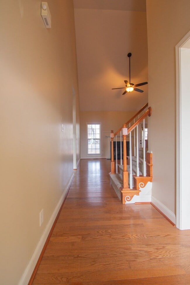 Building Photo - Available March 1! 4 Bedroom 2.5 Bathroom With Bonus and Screened in Porch!