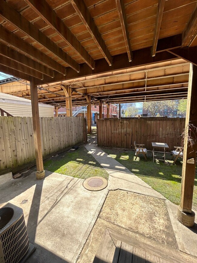 Building Photo - 2718 N Wilton Ave