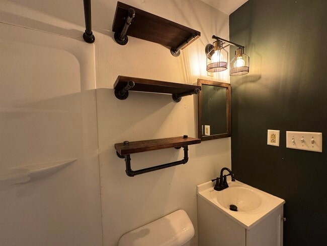 Building Photo - 1532 Vernon Ave