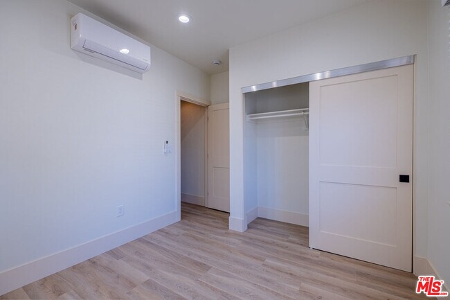 Building Photo - 216 N Catalina Ave