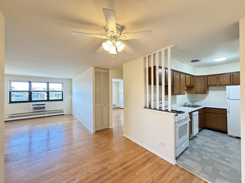 Building Photo - 675 W Wrightwood Ave
