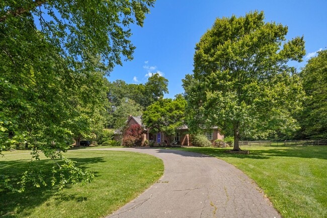 Building Photo - Spacious 6-Bedroom Furnished Home Near Ash...
