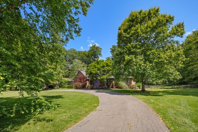 Building Photo - Spacious 6-Bedroom Furnished Home Near Asheville – Privacy, Comfort & Convenience!