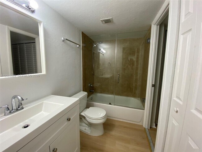 Building Photo - 9350 Fontainebleau Blvd