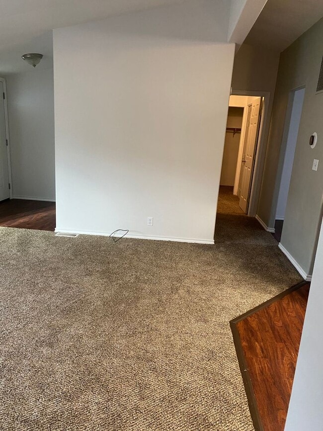 Building Photo - 930 NW Donahoo St