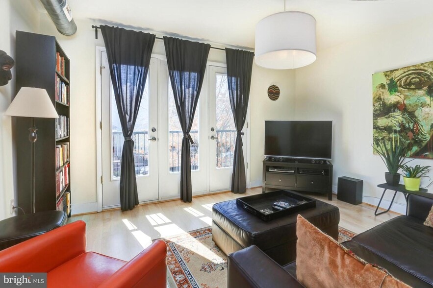 Front, Living - 149 W St NW