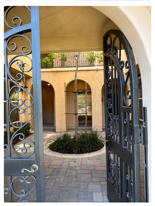 Building Photo - 404 Maravilla Ln