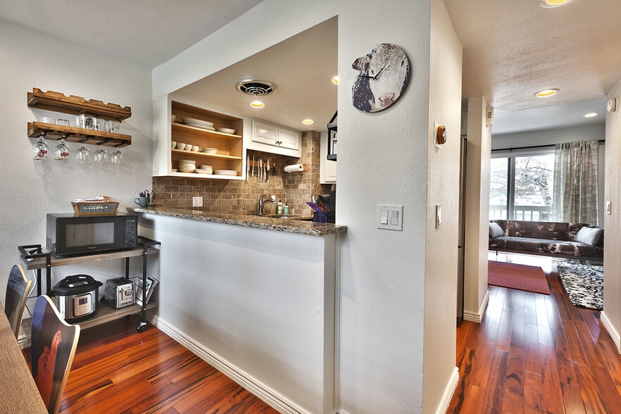 Galley kitchen - 36 Racquet Club Dr