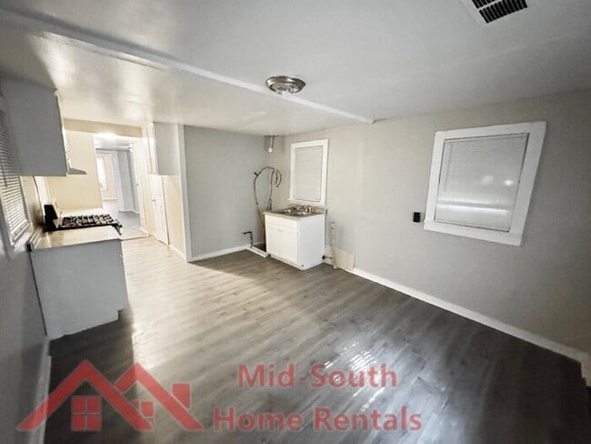 Building Photo - 1536 Brookins St