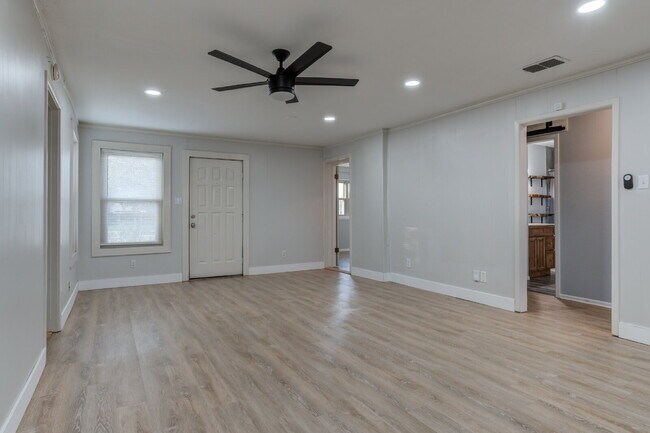 Building Photo - 4 Bed 3 Bath Pre-lease in Central Lubbock!!!