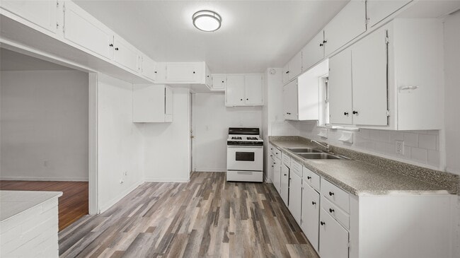 Building Photo - 8171 Redfern Dr