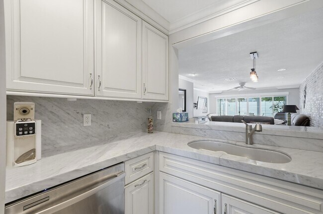 Building Photo - 842 SE 19th Ave