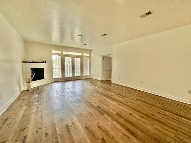 Building Photo - 126 S Shore Dr