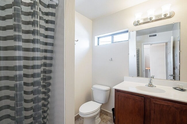 Building Photo - 928 E 6th St