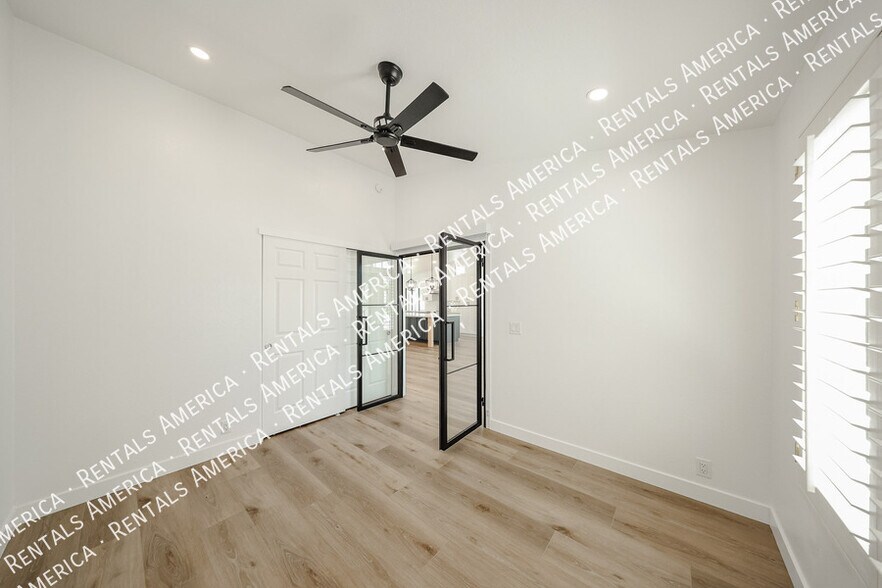 Building Photo - 4812 E Aire Libre Ave