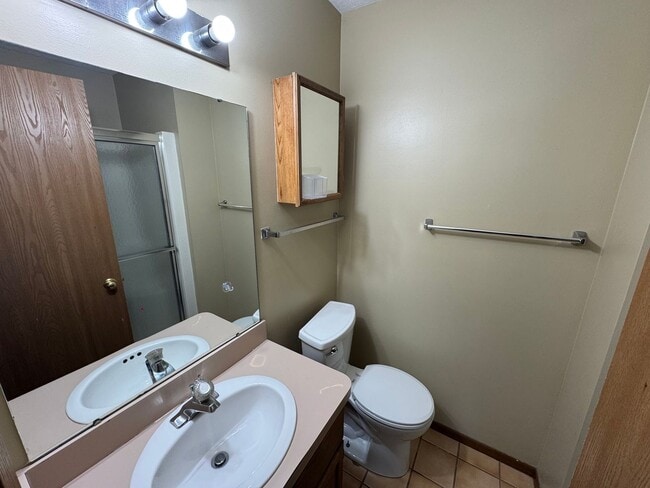 Building Photo - 8611 Scenicview Dr