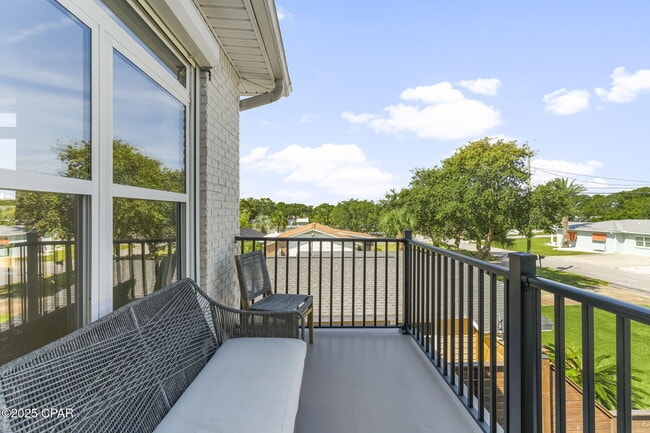 Building Photo - 407 Petrel St