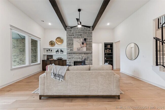 Building Photo - 5 Bed | 5 Bath House