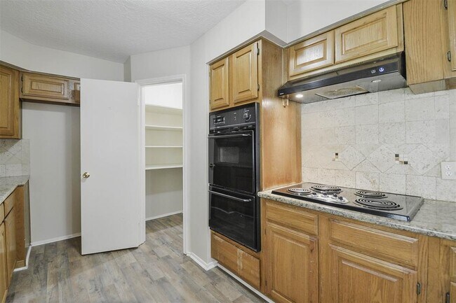 Building Photo - 2915 Valley Rose Dr