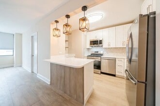 Building Photo - 45 River Dr S