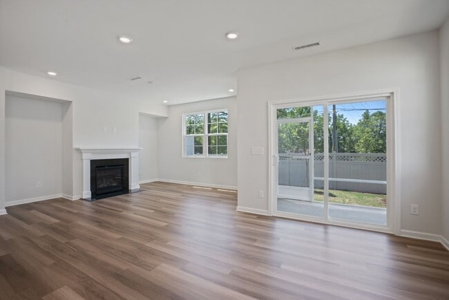 Building Photo - End Unit  Townhome | Open floor plan | 2 C...