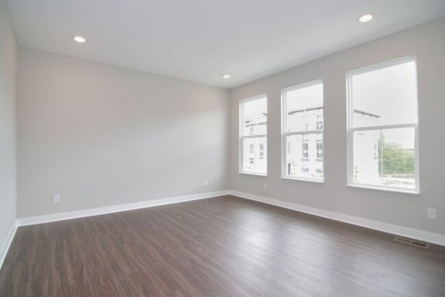 Building Photo - Beautiful Zionsville Townhome - *Special Offer!