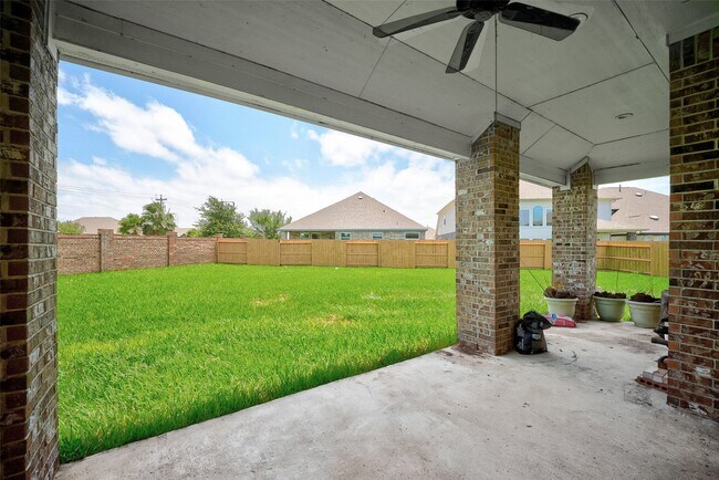 Building Photo - 2600 Golden Palms Ln
