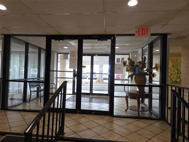 Building Photo - 4158 Inverrary Dr