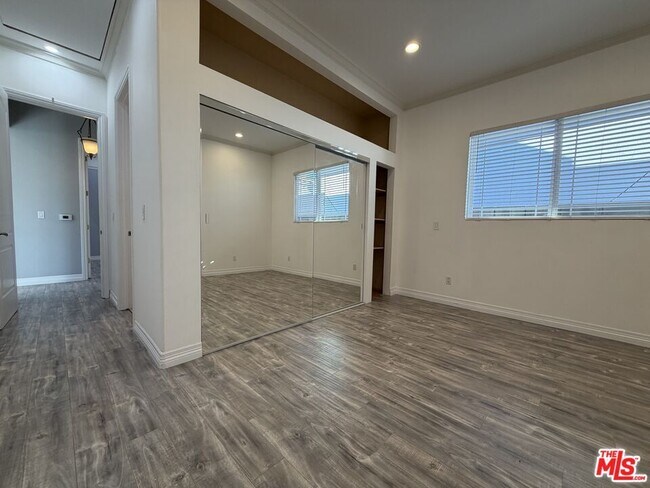 Building Photo - 10006 Samoa Ave