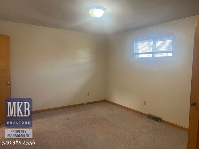 Building Photo - Garden City- 1 Bedroom duplex
