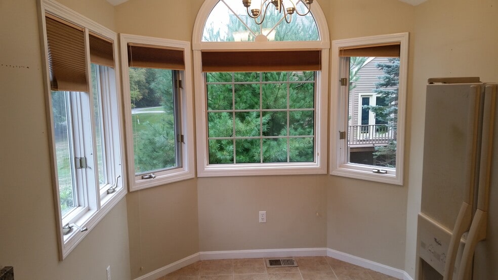 Building Photo - 8 Rosewood Ln