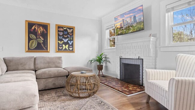 Building Photo - 720 1/2 West Woodlawn Avenue-SI ID1271939P