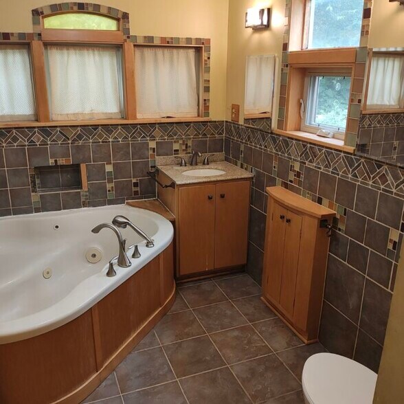 Master Bathroom - 116 S Main St