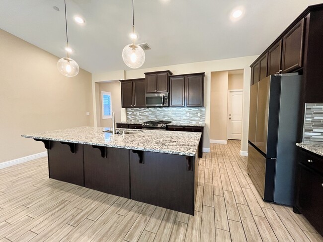 Building Photo - Stunning Luxury Home for Rent in Shafter