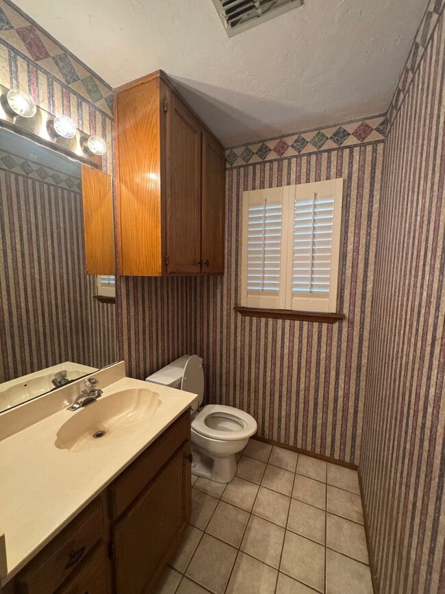 Building Photo - Adorable 4bedrooms 2bathrooms 2car garage CH/A