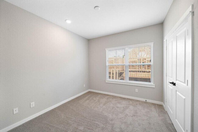 Building Photo - 8474 Berry Grn Ln
