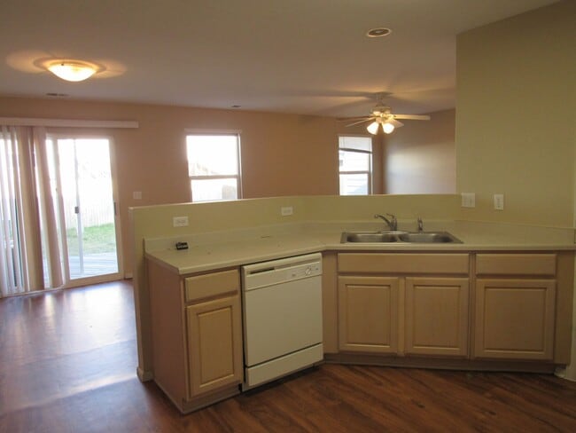 Building Photo - Duplex style townhome in Fox Run -Walking ...
