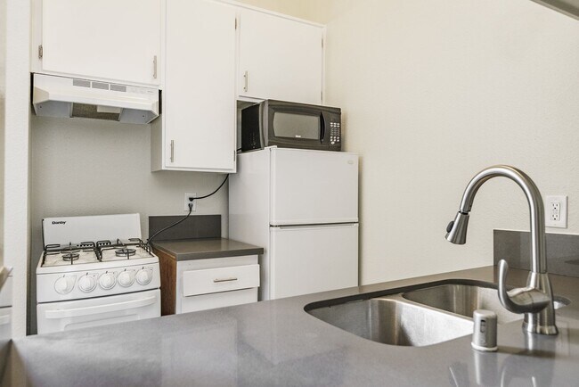 Interior Photo - 641 Gayley Ave