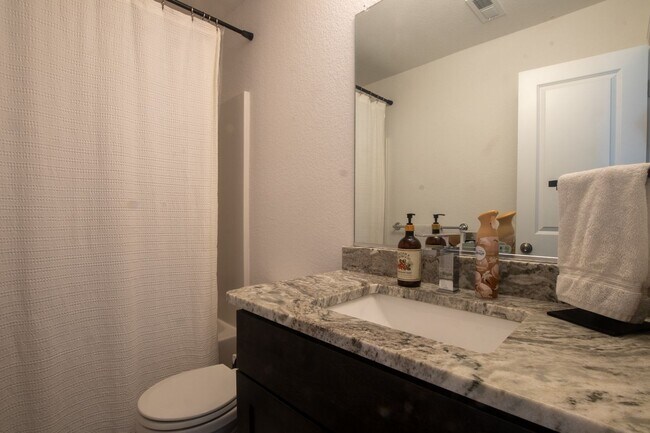 Building Photo - Contemporary 4bd/3.5ba in excellent location