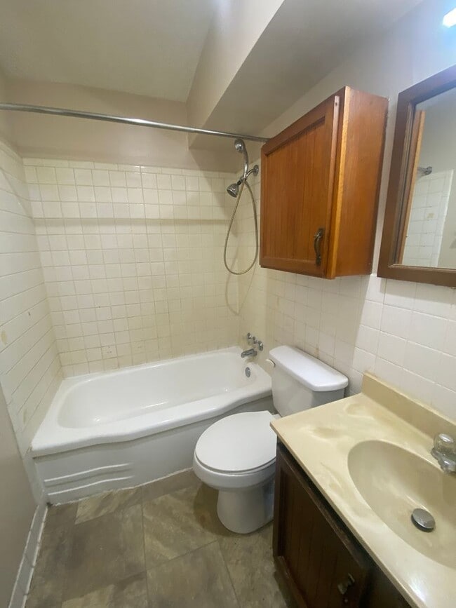 Building Photo - 3 Bed 1.5 Bath House