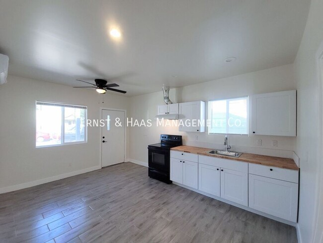 Building Photo - Fantastic 2 Bedroom 2 Bath Cozy House in C...