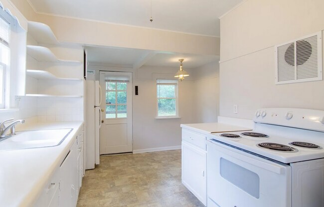 Building Photo - Charming West Plaza Bungalow