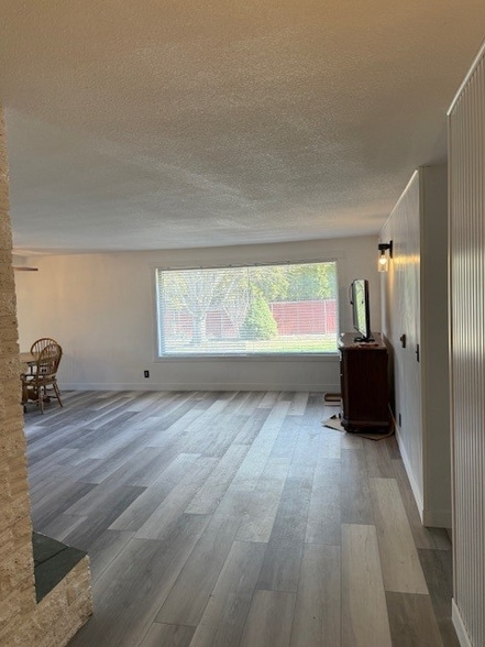 Building Photo - 605 N Rd 37