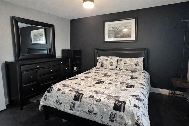 Building Photo - 2450 Ashdale Dr